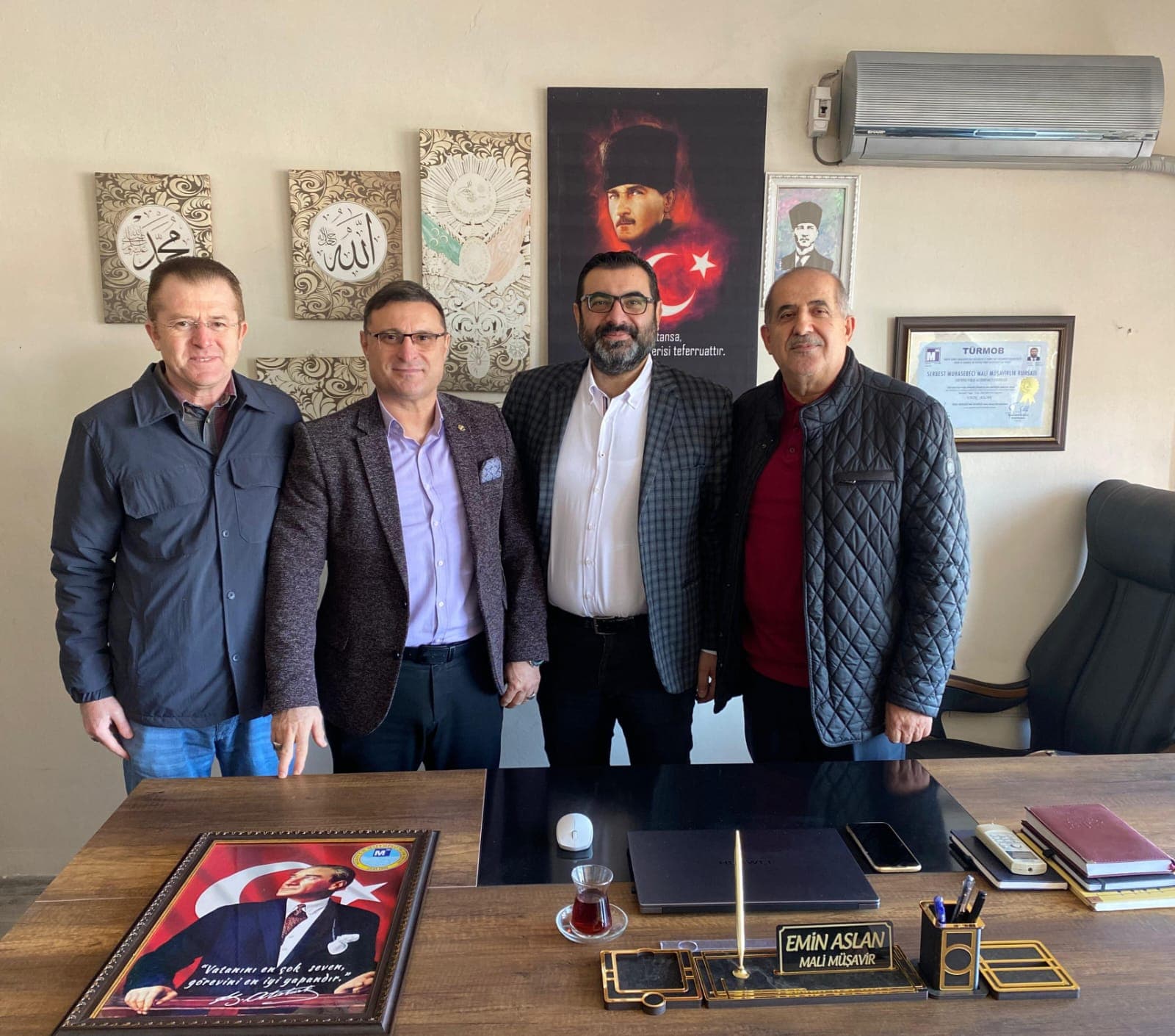 Emin Aslan mali müşavirlik ofisinde mesleki çevreden konuklarıyla