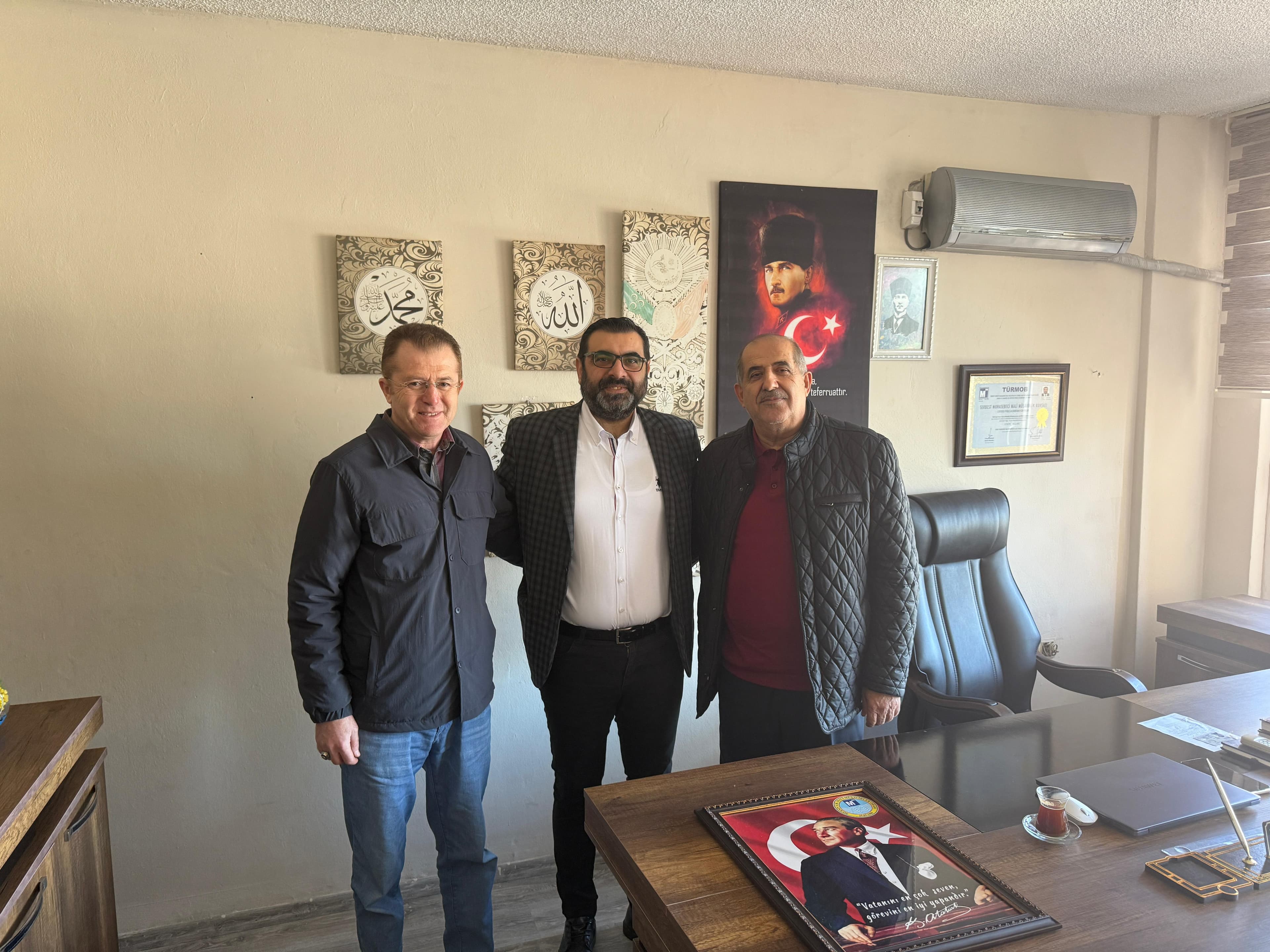 Emin Aslan ofisinde meslektaşları ve dostlarıyla
